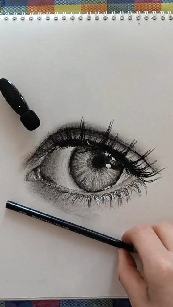 Ojo realista dibujado a lápiz